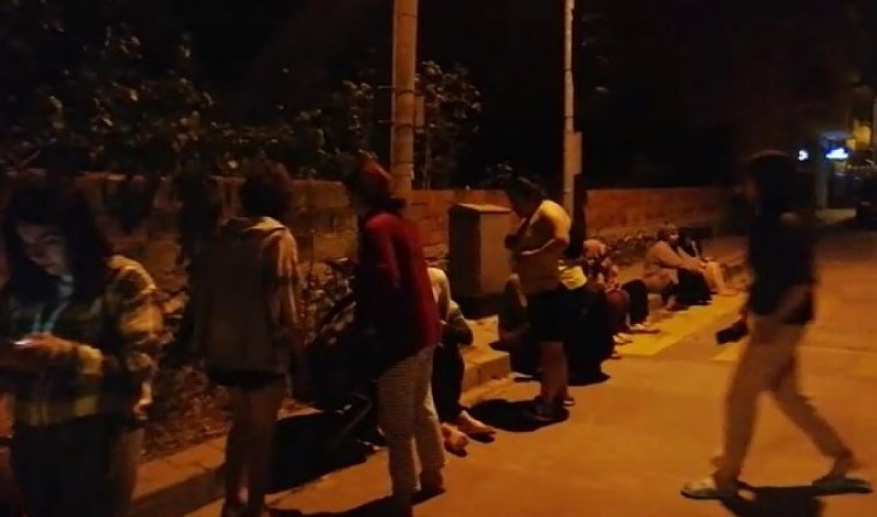 İstanbul'da da hissedildi! Balıkesir'de peş peşe deprem: Halk geceyi sokakta geçirdi