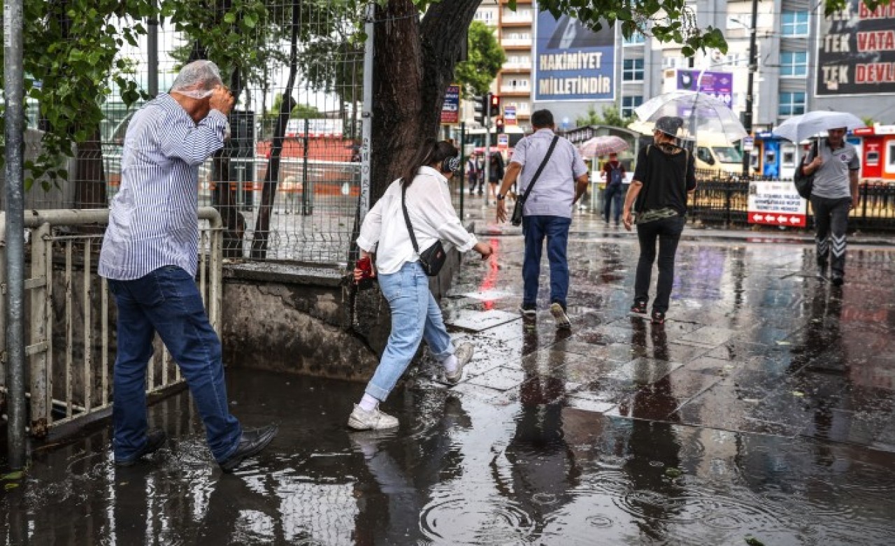İstanbul'da sağanak ağaçları devirdi,  kazalar meydana geldi: Bugün 27 ilde kuvvetli yağmur var,  meteoroloji uyardı