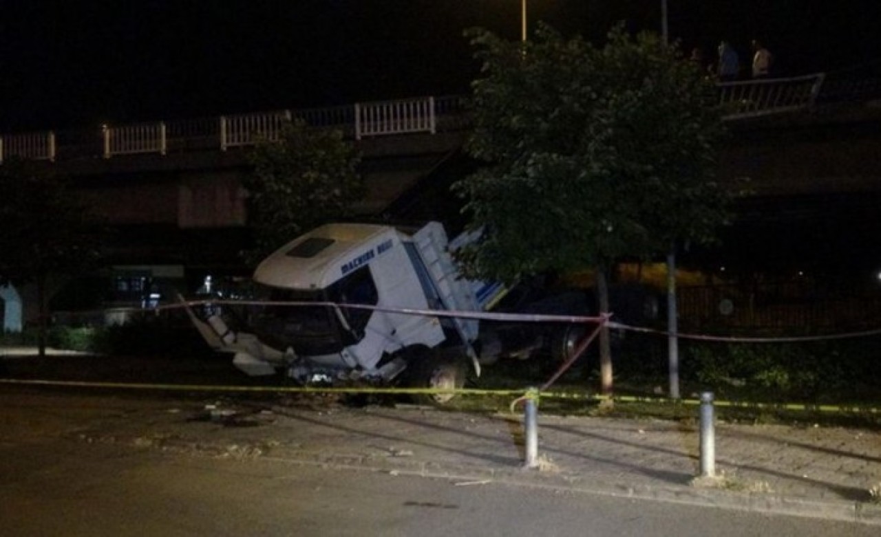 İzmir'de kamyonun çarptığı otomobildeki Hülya Çapkınoğlu öldü,  Mehmet Emin Çapkınoğlu ağır yaralı