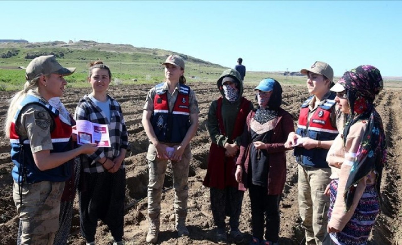 Kadın komutanlar,  tarlada çalışan hemcinslerine KADES'i anlattı
