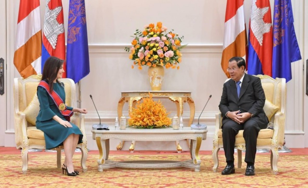 Kamboçya Başbakanı Hun Sen,  Büyükelçi Ünlü'ye Kraliyet nişanı tevcih etti