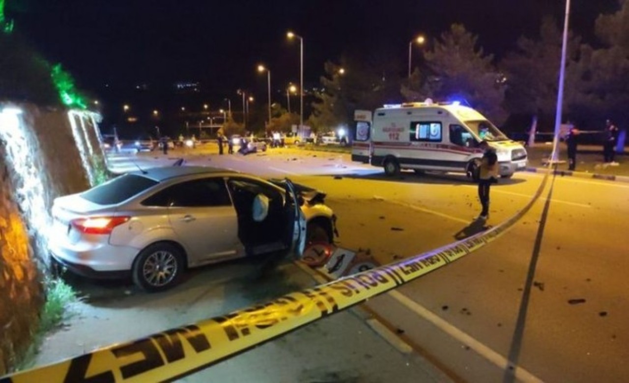 Karabük'te feci kaza: Salih Portakal ve Behiye Portakal öldü. Karabük Valisi'nin oğlu Ali Emre Gürel ve Bedirhan Erdoğan yaralı