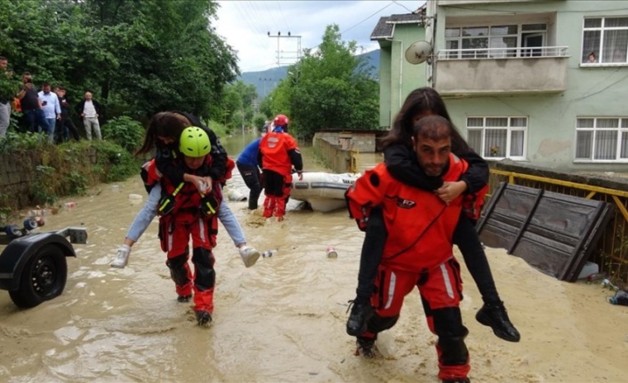 Karadeniz sel felaketini yaşıyor! AFAD'dan yeni açıklama: 22 ile dikkat,  aralarında İstanbul da var