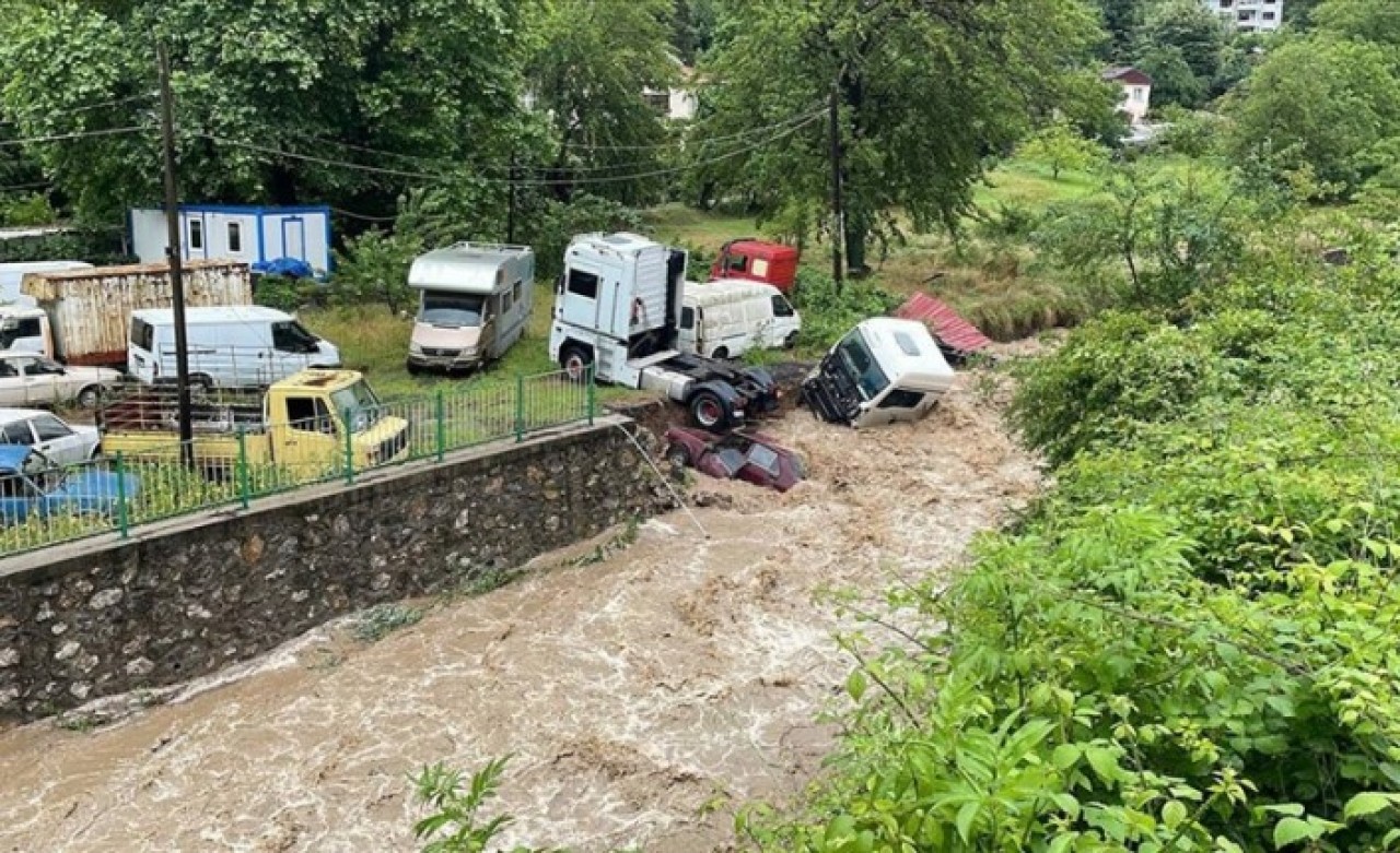 Korkulan oldu: Zonguldak'ta sağanak nedeniyle Çaydamar Deresi taştı,  araçları sel götürdü,  evleri su bastı
