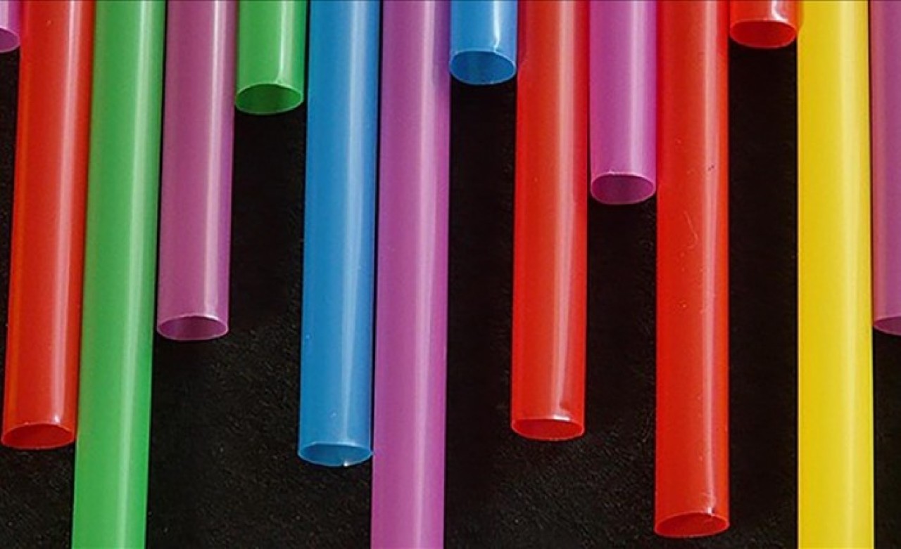 Kullanım süresi birkaç dakikalık plastikler doğada yüzyıllarca kalabiliyor