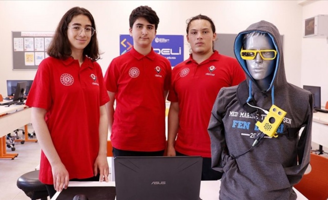 Lise öğrencileri görme engelliler için 'akıllı gözlük' tasarladı