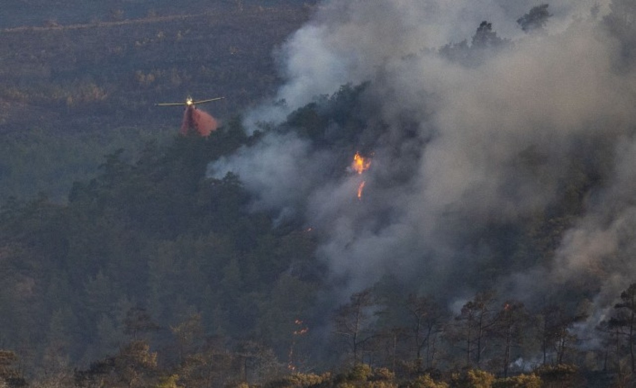 Marmaris hala yanıyor: Havadan müdahale tekrar başladı
