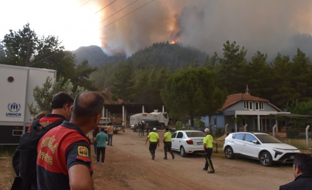 Marmaris yanıyor: Evler boşaltılıyor! Yangın Koordinasyon Merkezi de tahliye ediliyor