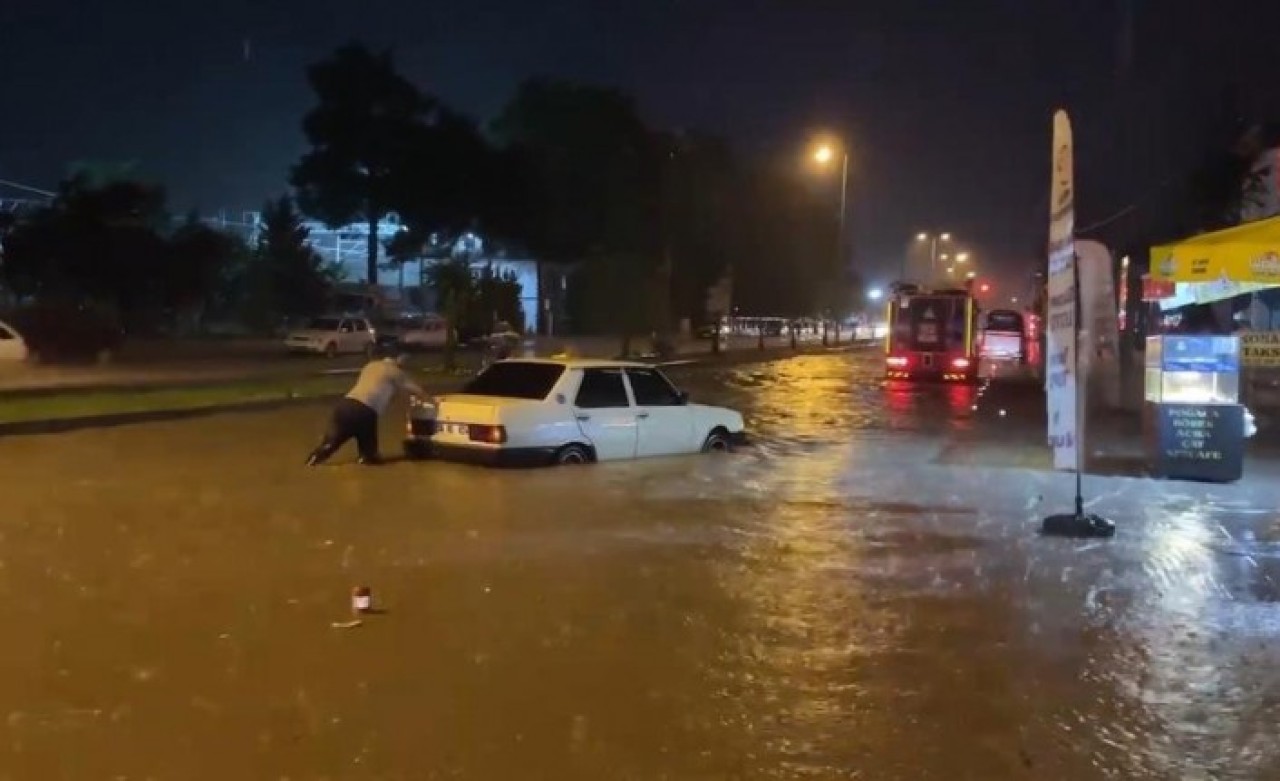 Meteoroloji uyarmıştı! Yağmur ve dolu bastırdı,  7 ilde hayat felç oldu: Sel can aldı
