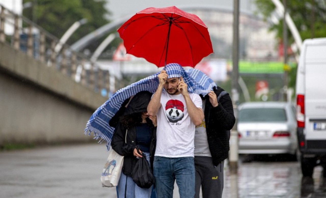 Meteoroloji uzmanı şehirlerin isimlerini tek tek açıkladı ve uyardı: Sağanak,  sel,  su baskını,  yıldırım,  dolu,  hortum! Hava çok riskli