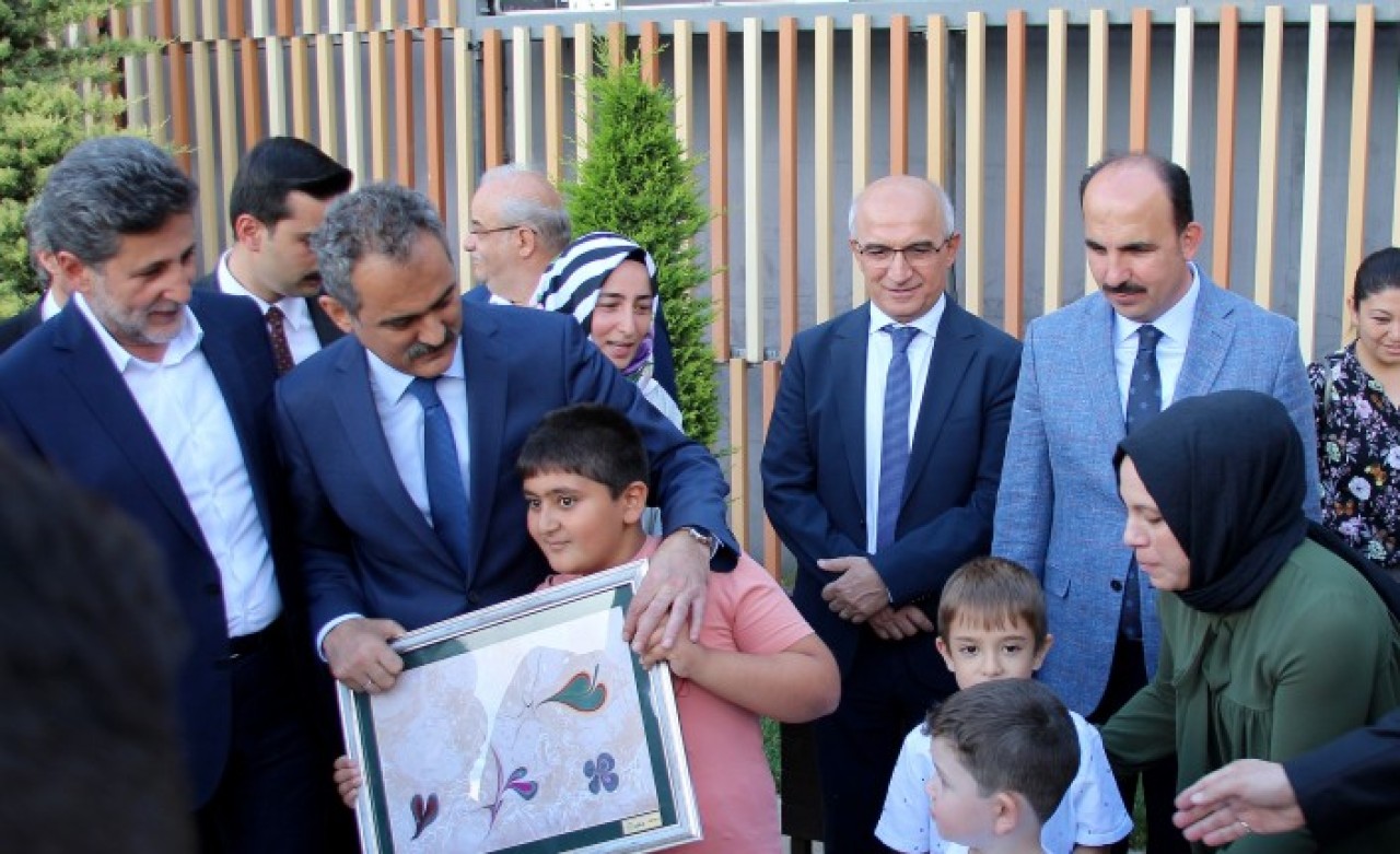 Milli Eğitim Bakanı Özer,  'Buradan ilk defa açıklıyorum' diyerek duyurdu: 81 ilde okullara bakın ne yapılacak?