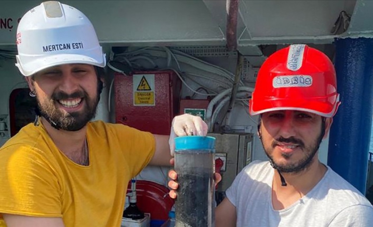 'ODTÜ Bilim Gemisi' Marmara'nın kirlilik tarihini ortaya çıkarmak için demir aldı