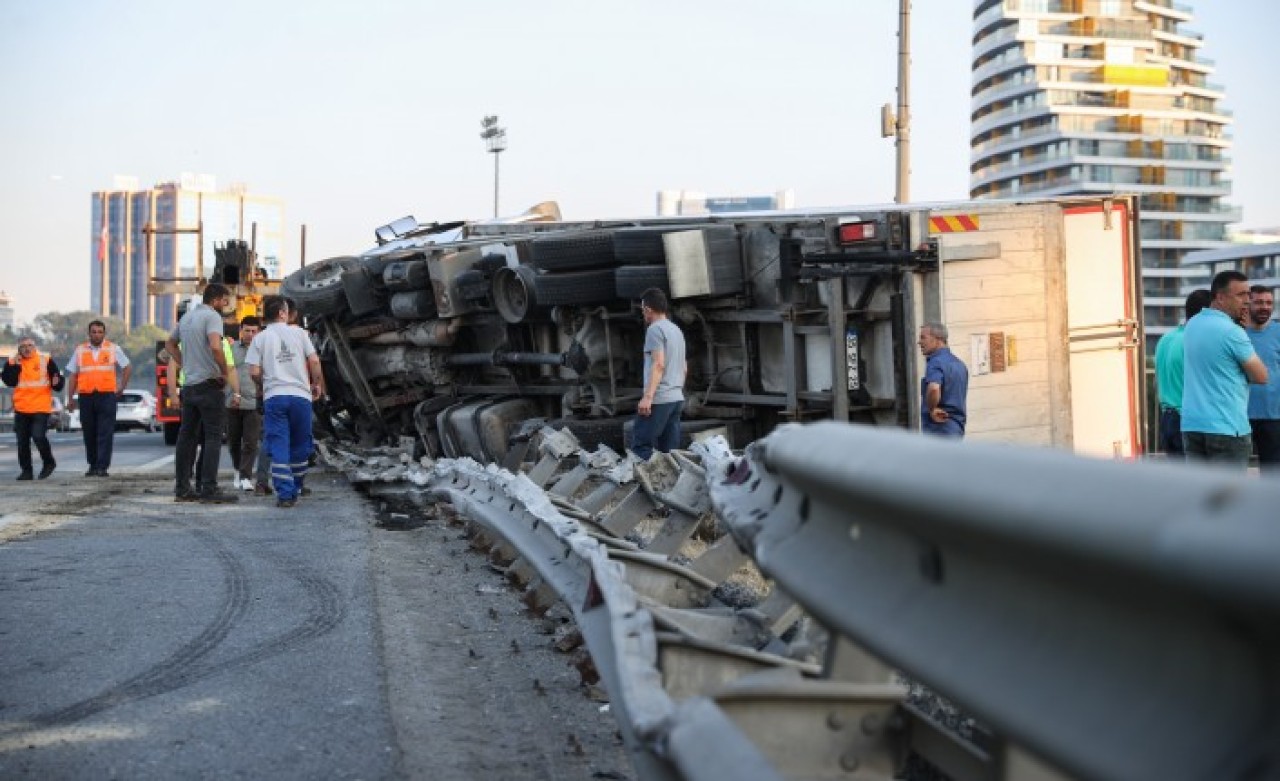 Otoyolda arızalanan İETT otobüsüne çarpan meyve yüklü kamyon devrildi: Trafik durdu