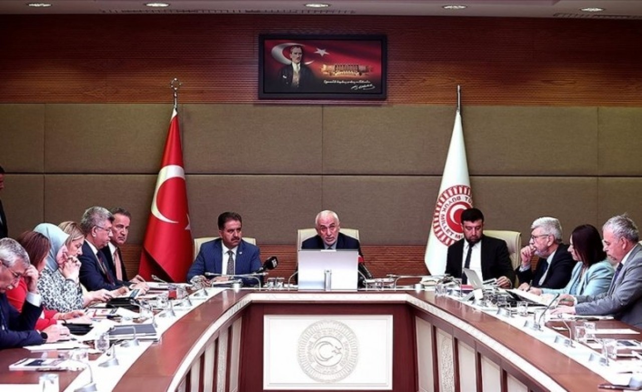 Sağlık çalışanlarının mali haklarının iyileştirilmesini de içeren kanun teklifi,  TBMM Sağlık Komisyonunda benimsendi