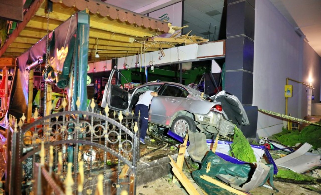 Samsun'da otomobil şarküteriye girdi: Hasan Tiryakioğlu ve Yunus Emre Nacaroğlu öldü