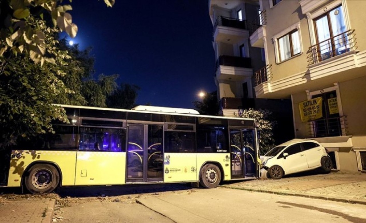 Sancaktepe’de İETT otobüsü kontrolden çıkarak otomobile çarptı