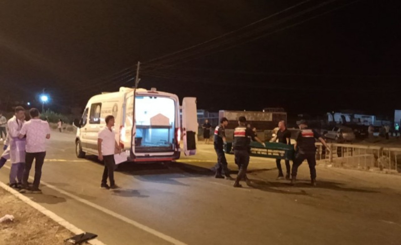 Silifke'de kamyonla çarpışan motosikletteki Nasibe Bilgeç ile kızı Yağmur Bilgeç öldü