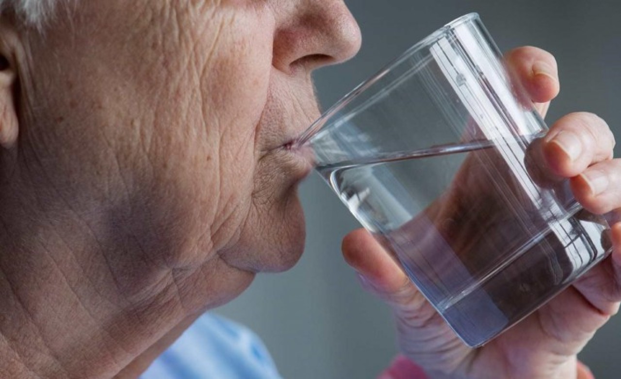 Suyu böyle içerseniz kanser olabilirsiniz!