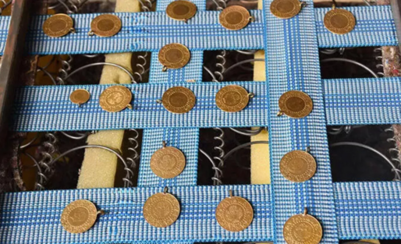 Tamire gönderilen kanepeden 110 bin TL'lik altın çıktı