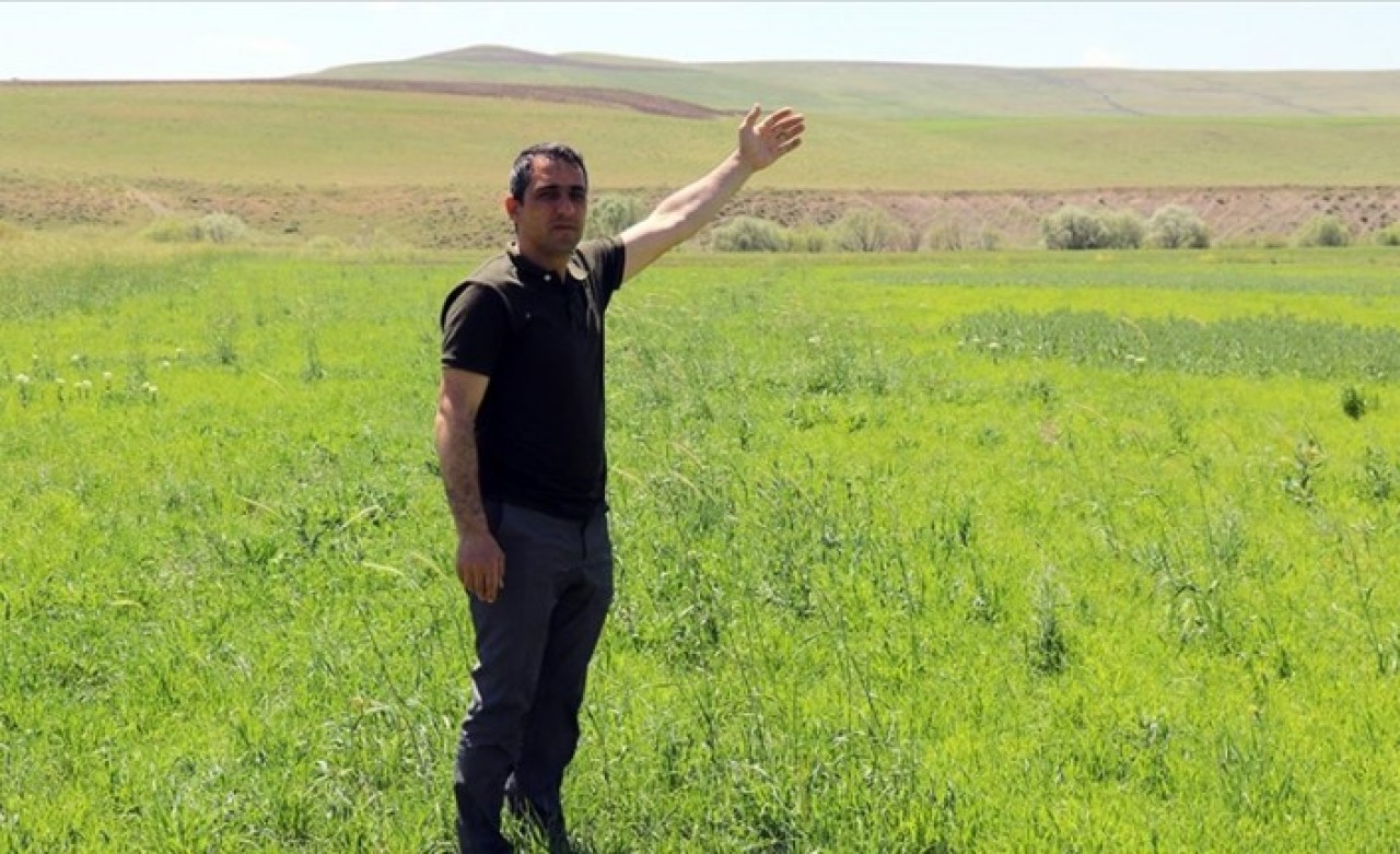 Taner öğretmen Ağrı kırsalında ekilmeyen iki araziyi tarıma kazandırdı