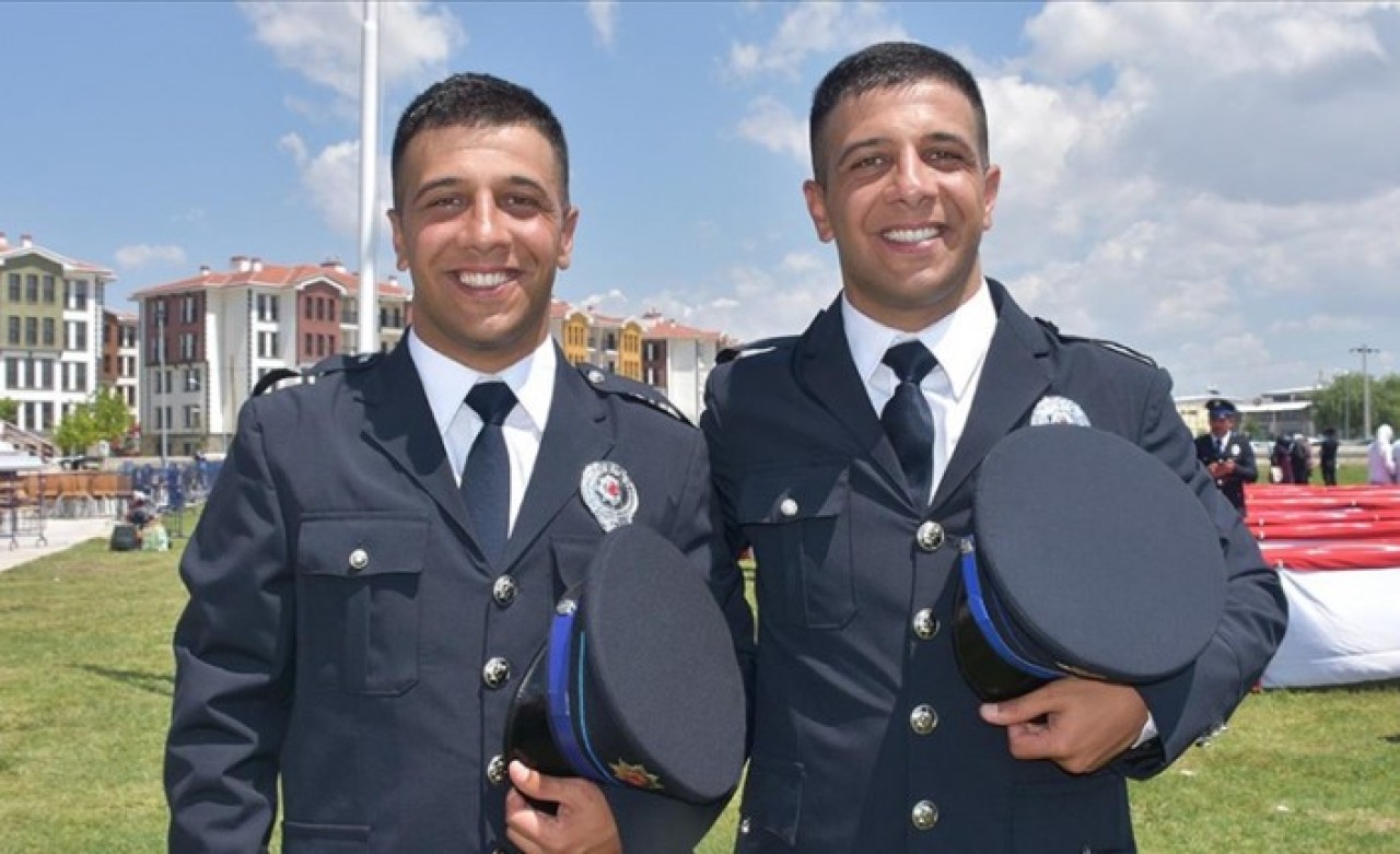 Tek yumurta ikizi,  Polis Meslek Eğitim Merkezi'nden birlikte mezun oldu
