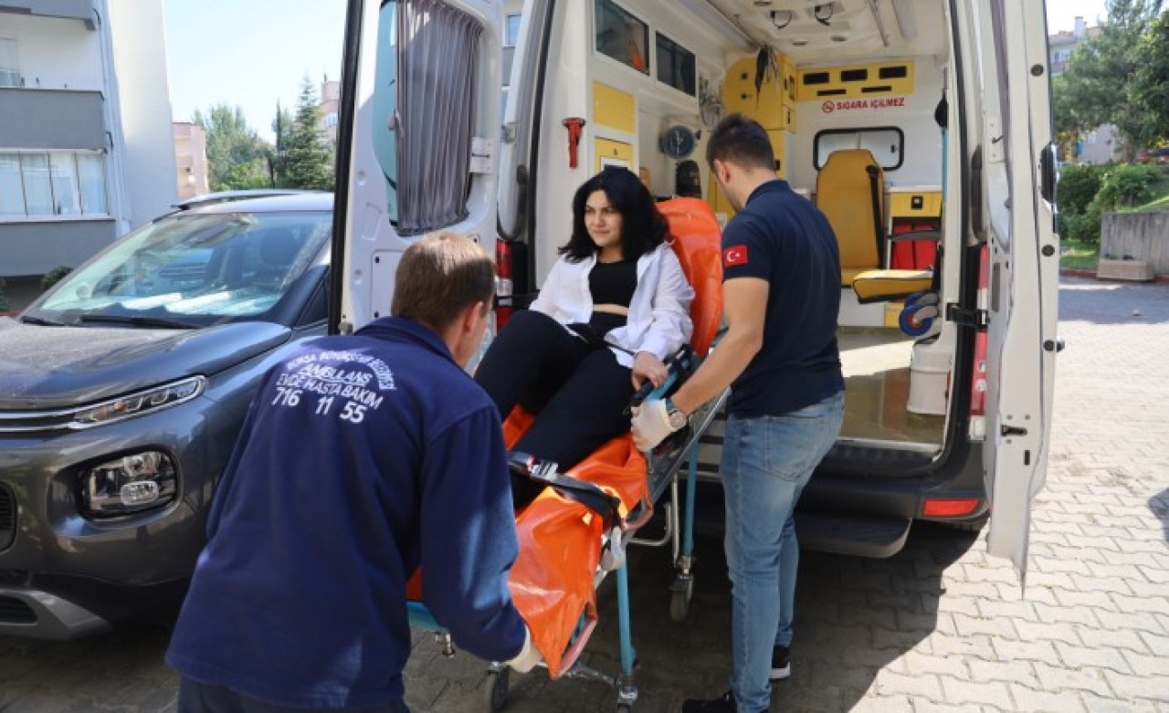 Ttrafik kazası geçiren üniversite adayı sınava ambulansla götürüldü