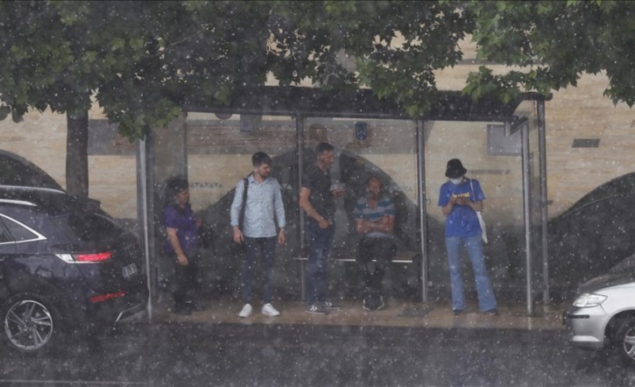 Yağmur engeli: İlk ve orta eğitime ara verildi