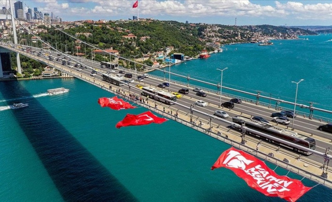 15 Temmuz Şehitler Köprüsü'ne Türk bayrağı asıldı