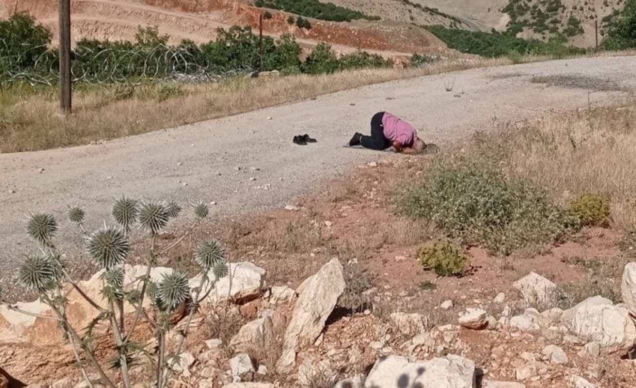 27 yıl sonra tam o noktada! Gözyaşları içinde namaz kıldı,  altından acı bir hikaye çıktı