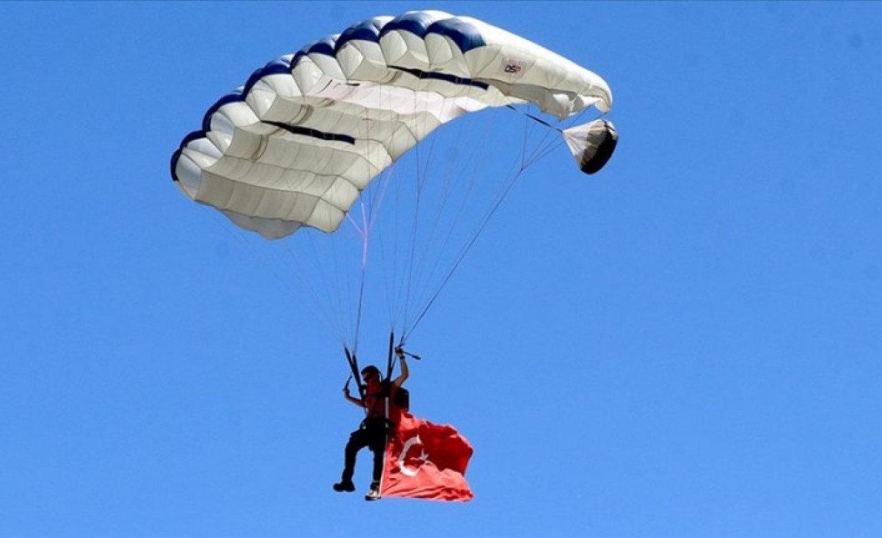 Adrenalin tutkunu Avusturalyalı sporcu Türk bayrağıyla atlayış yaptı