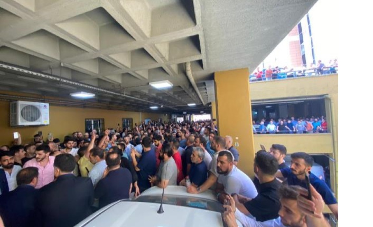 Aidat ve otopark zamları Kuyumcukent esnafını ayaklandırdı! Yönetim binasını bastılar