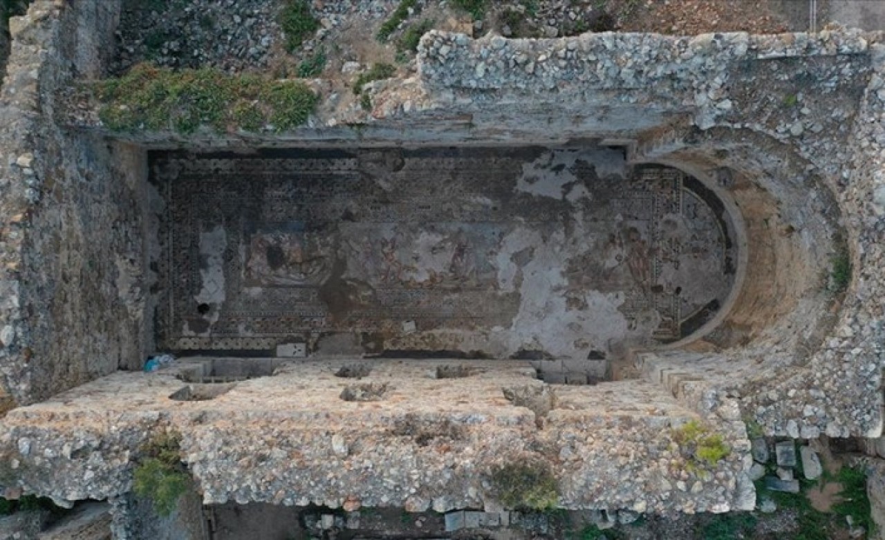 Alanya'da 164 metrekarelik Herakles mozaiği bulundu