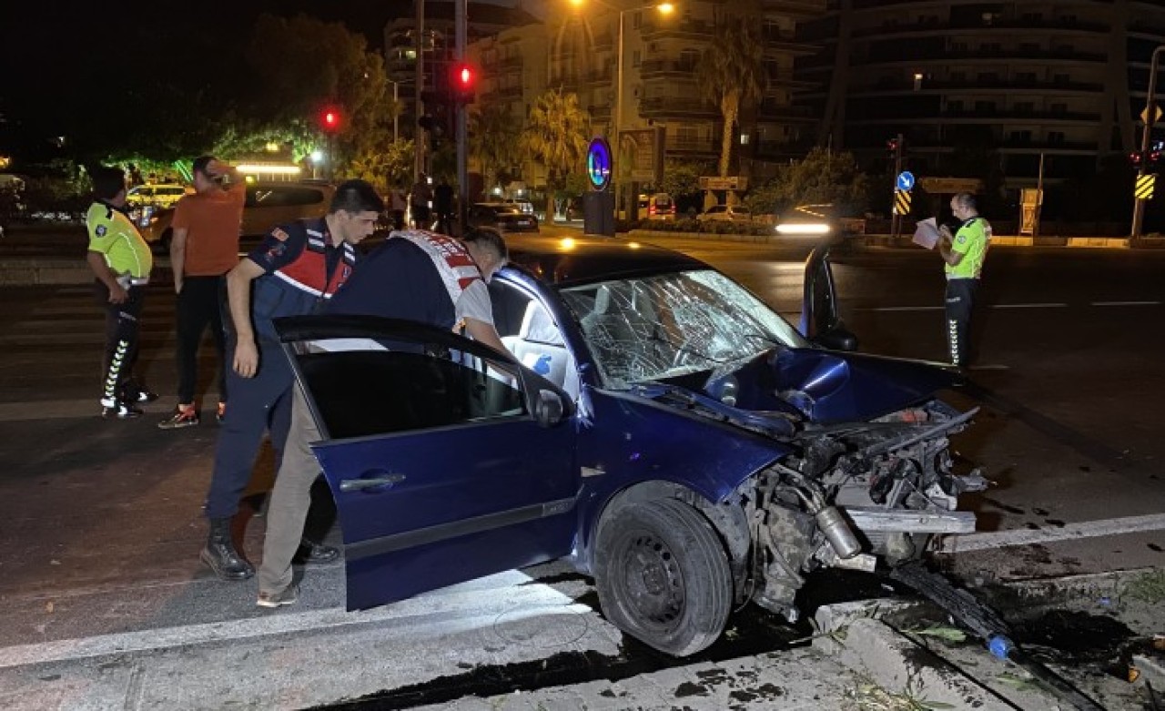 Alanya'da otomobil direğe çarptı: Uğur Hakan Barlin öldü,  yanındaki 3 kadın yaralandı