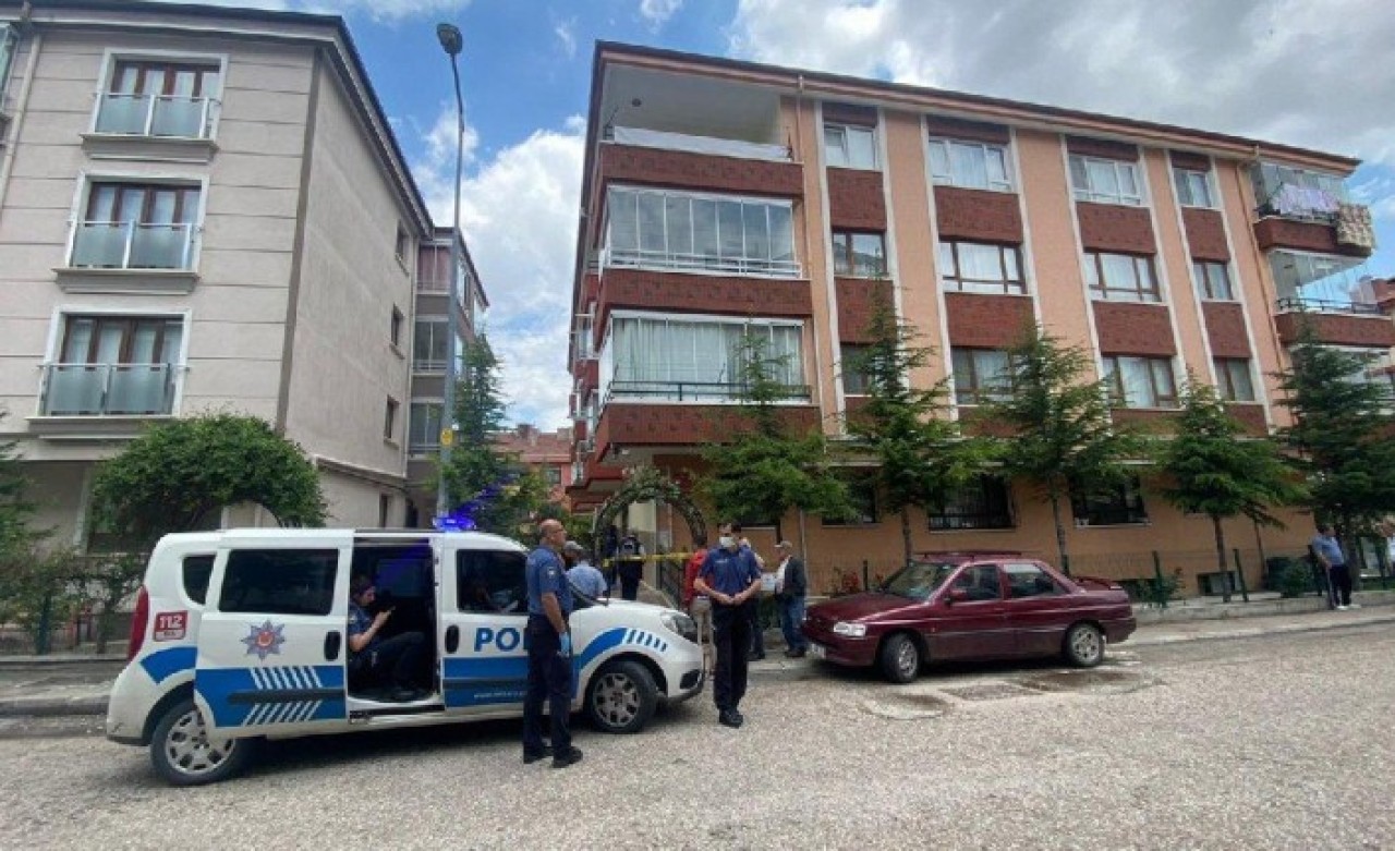 Ankara'da Tunç Erdem,  eşi Tülay Erdem'i öldürüp,  kayınbiraderi İbrahim Gökengin'i yaraladı,  sonra da intihar etti