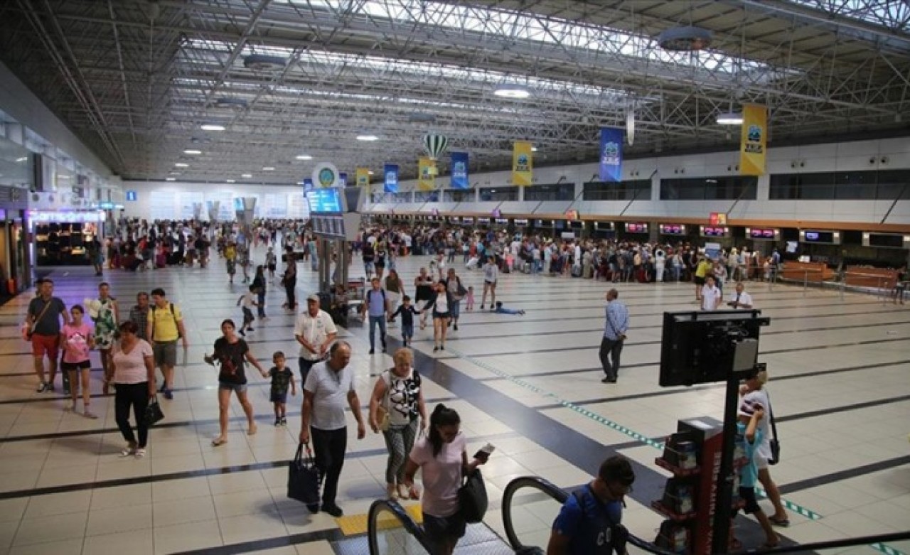 Antalya Havalimanı bayramın ilk günü 1034 uçak trafiğiyle rekor tazeledi