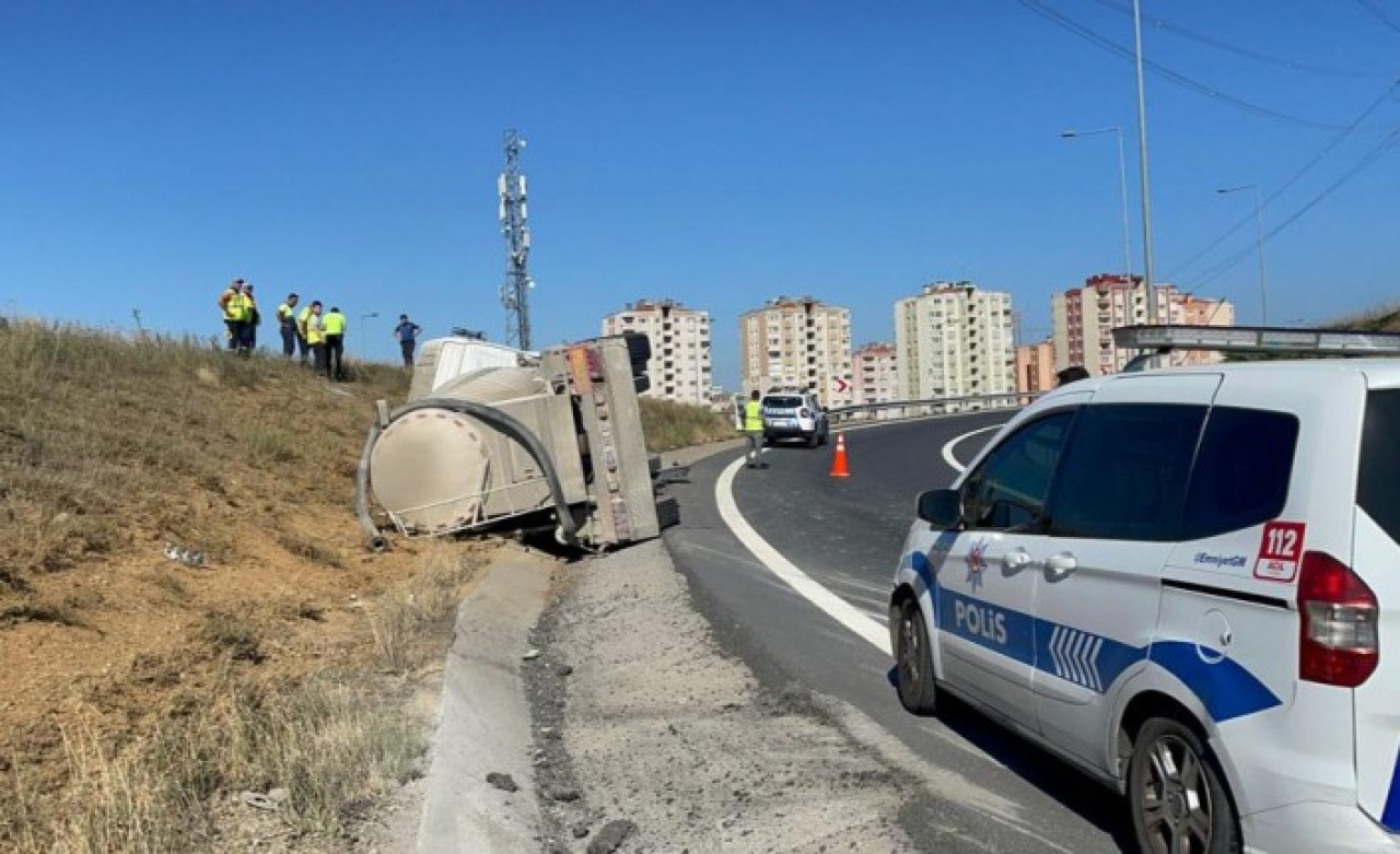 Başakşehir'de devrilen beton mikserinin şoförü ağır yaralandı