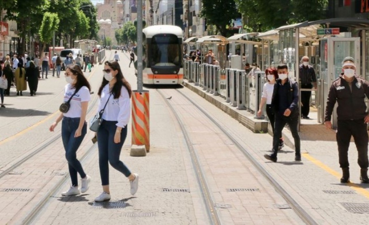 Bayram öncesi koronavirüste patlama yaşandı: Bilim Kurulu üyesinden flaş maske açıklaması