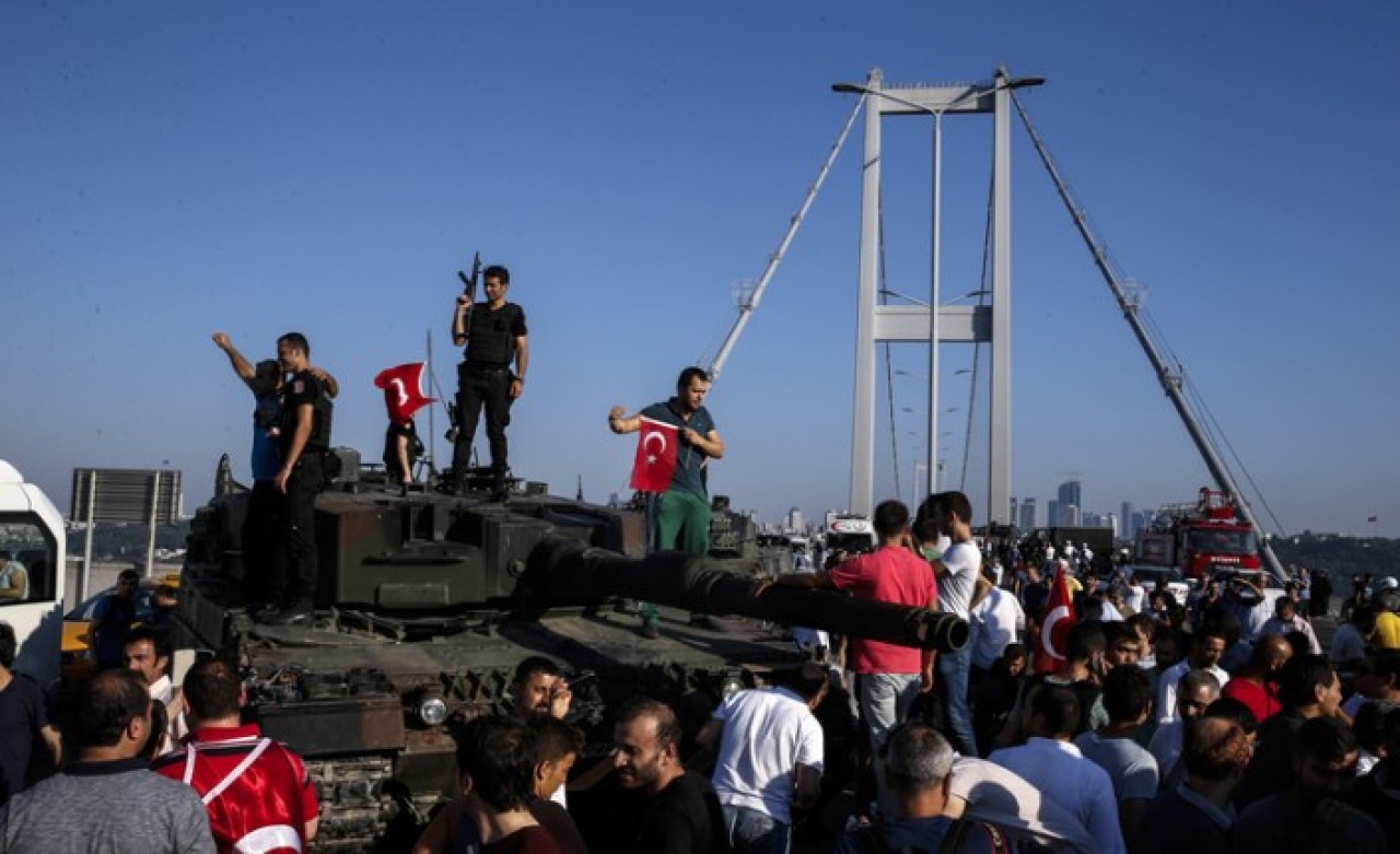 'Bir millet düşünün ki Türkiye aşkına leke sürülmesin diye darbecilere göğsünü siper etmiş'