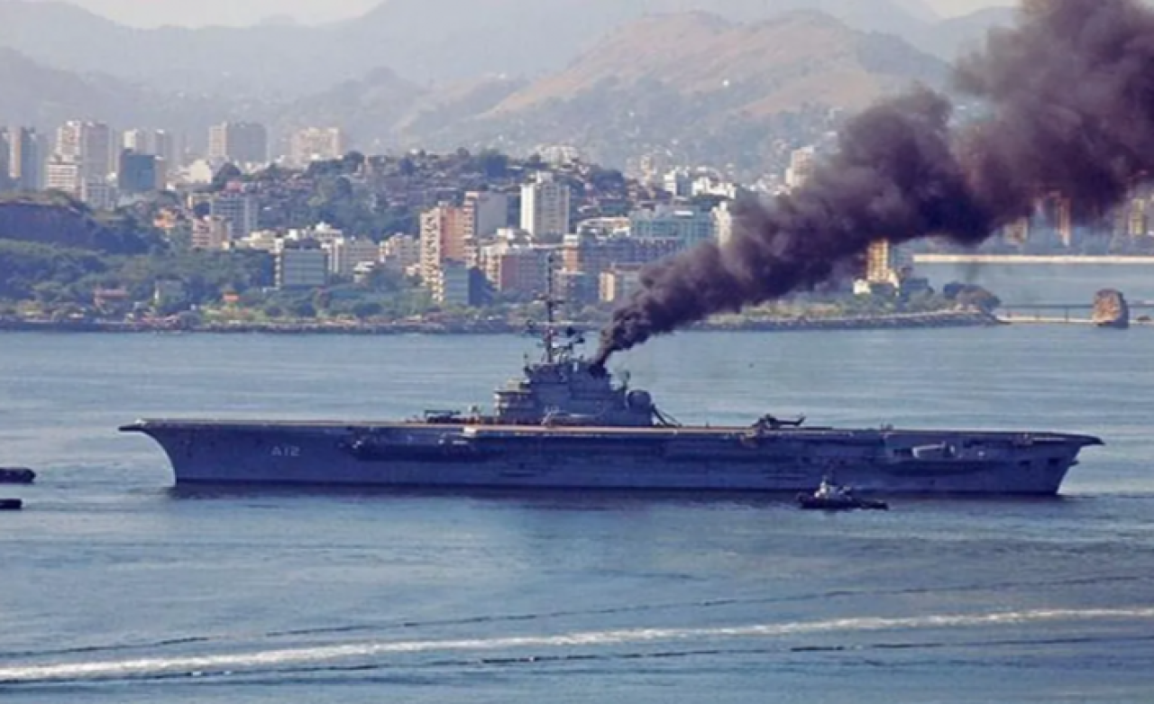 Brezilya donanmasına ait Asbestli geminin İzmir Aliağa'da sökülmesine bakanlıktan onay: Sosyal medya ayaklandı!