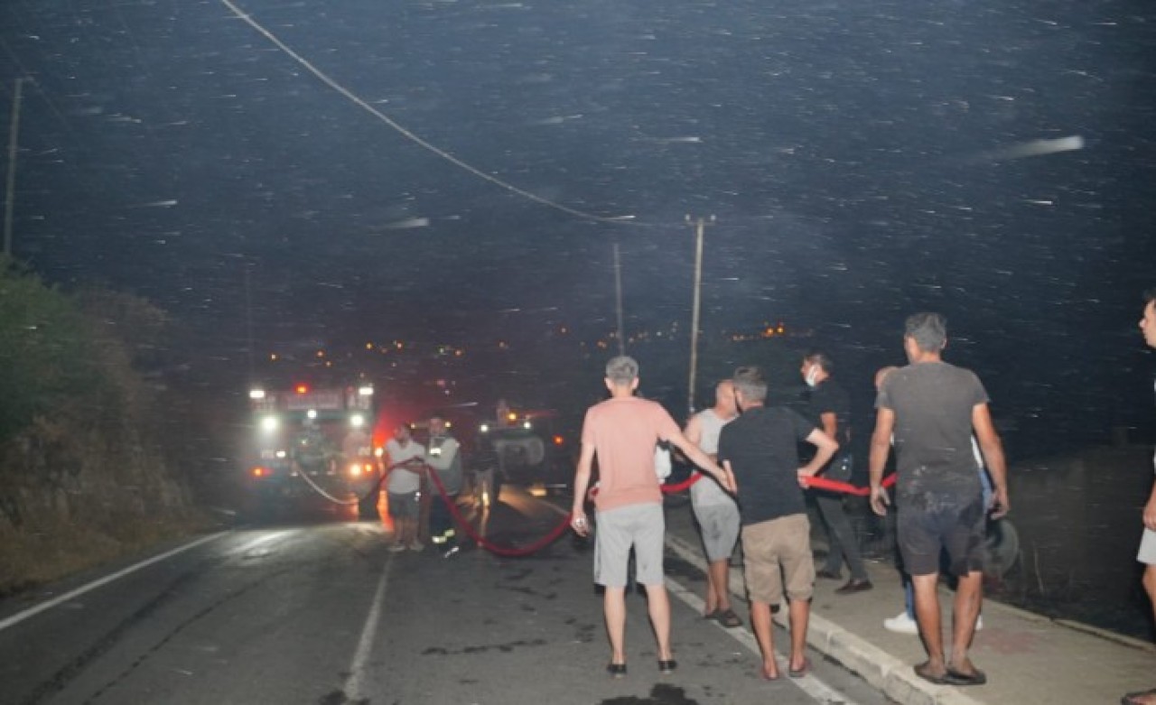 Çeşme'de büyük yangın: Antik kenti sardı,  evler ve restoranlar boşaltıldı
