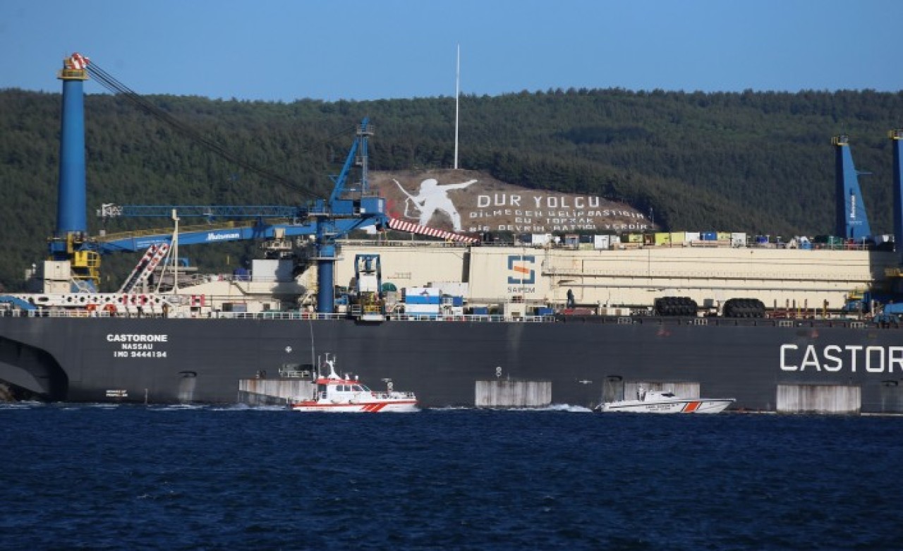 Derin denizde boru indirme işlemi yapacak gemi Çanakkale Boğazı'ndan geçti