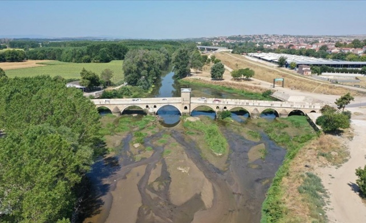 Edirne'de sıcak hava nedeniyle debisi düşen Tunca ve Meriç nehirleri dip seviyede akıyor