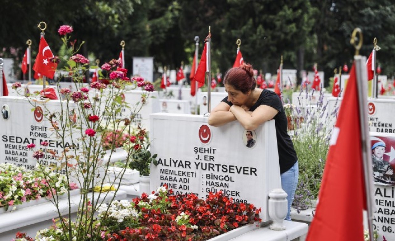 Edirnekapı Şehitliği'nde bir bayram sabahı: Hüzünlü bayramlaşma