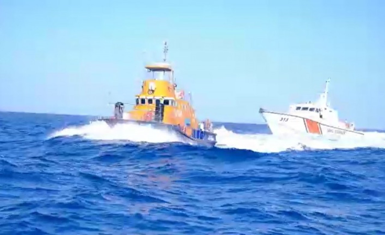 Ege Denizi'nde sıcak saatler: Türk Sahil Güvenlik botu yetişti,  Yunanlılar neye uğradığını şaşırdı