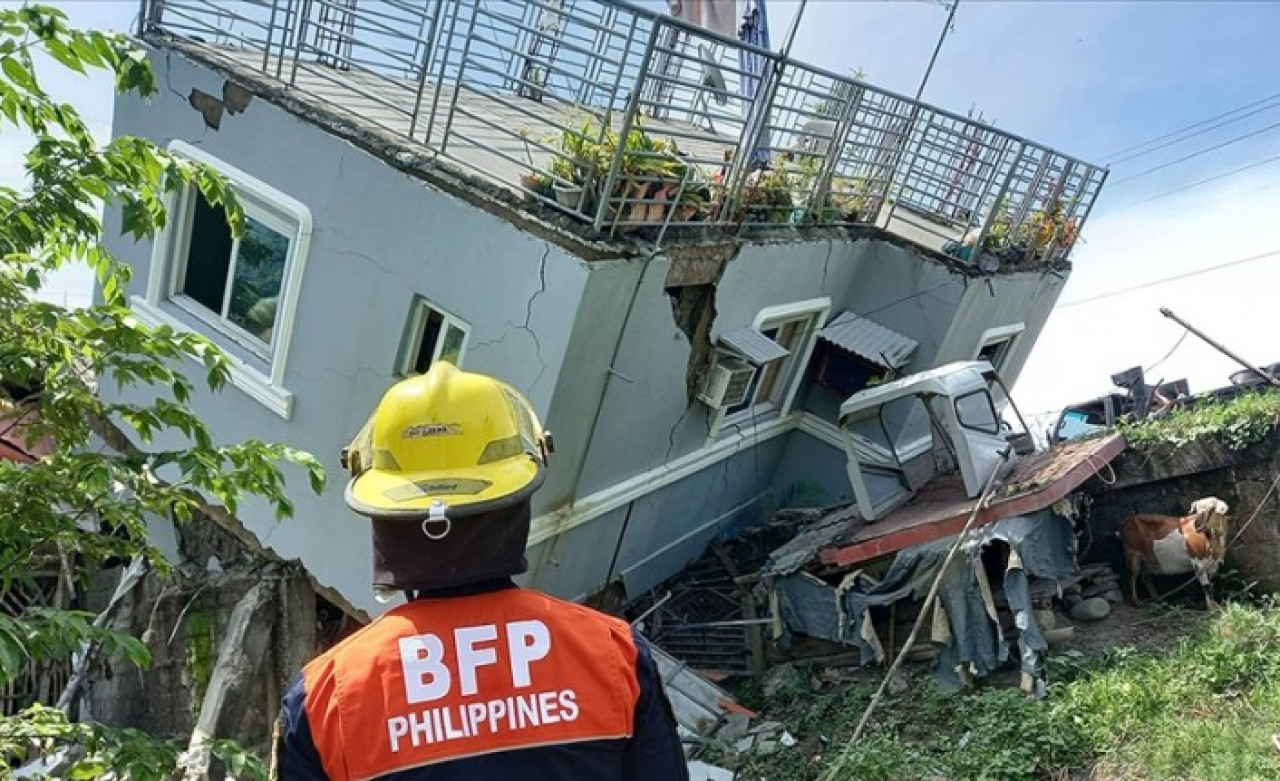 Filipinler'i deprem vurdu! Parlamento binası boşaltıldı