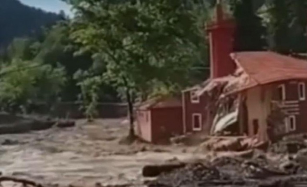 Geçen yıl selde yıkılan caminin yenisi aynı yere yapıldı,  yine yıkıldı