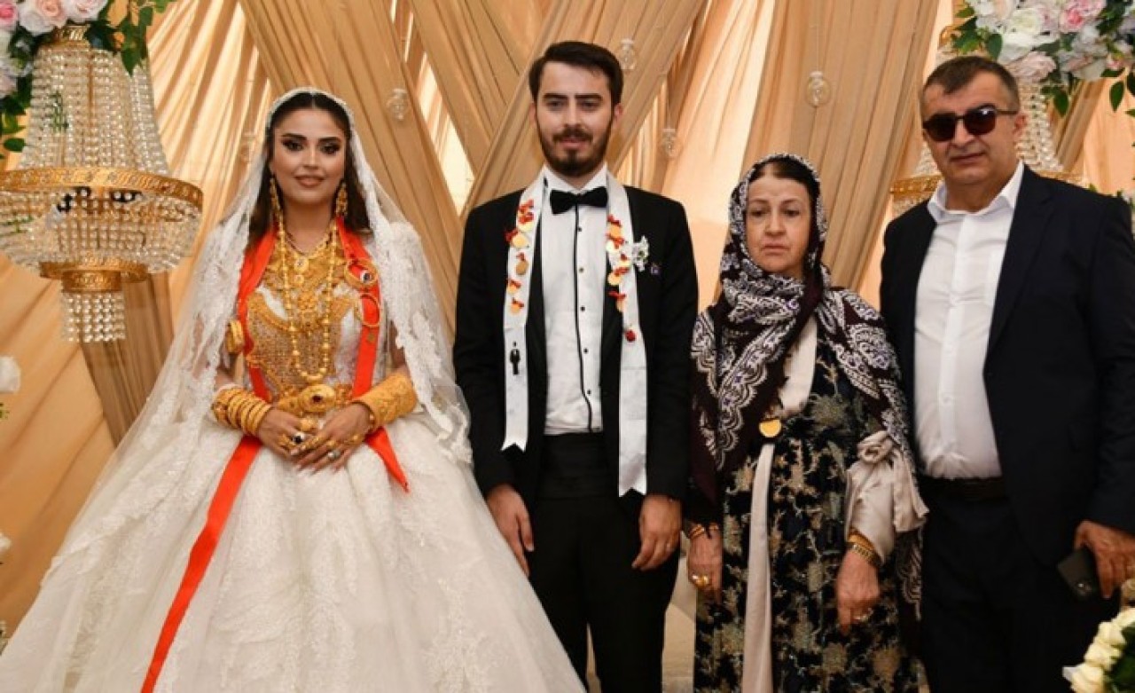 Hakkari'de Pinyanişi aşiretinin düğününde bakın kaç kilo altın ve kaç milyon lira takıldı? Gelin Büşra Çallı ile damat Melih Çallı halayda zorlandı