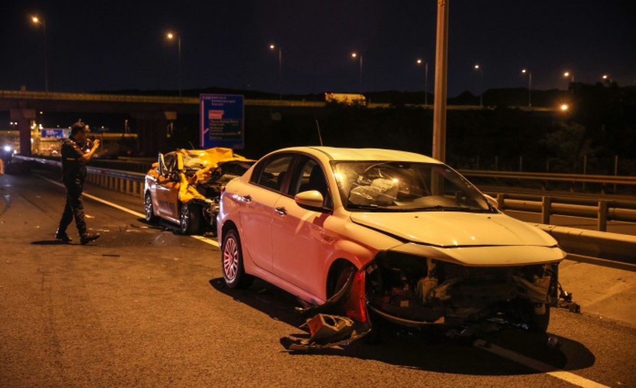 Havalimanı yolunda mandaya çarptılar: 1 kişi öldü,  2 kişi yaralandı