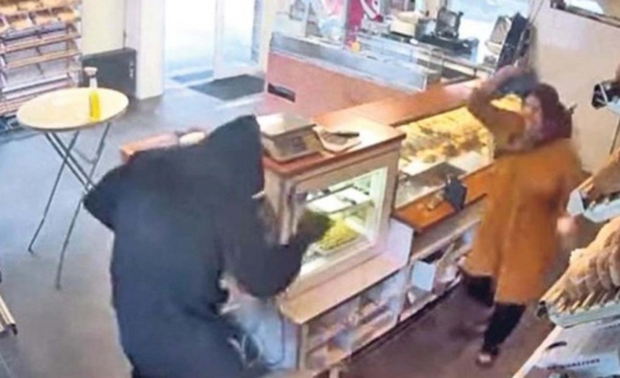 Hollanda'da Latife teyze gündem oldu! Satırlı soyguncuya temizlik bezi ile müdahale