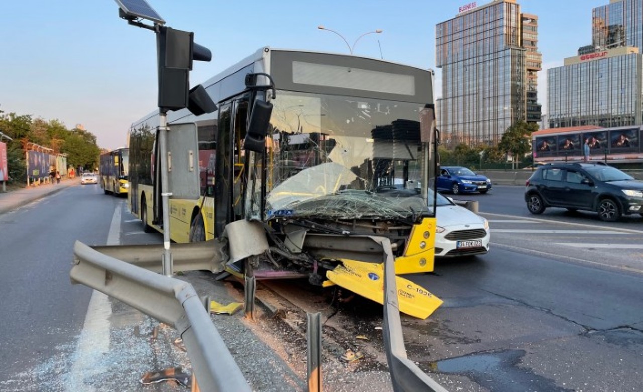 İETT otobüsü bariyere ok gibi saplandı